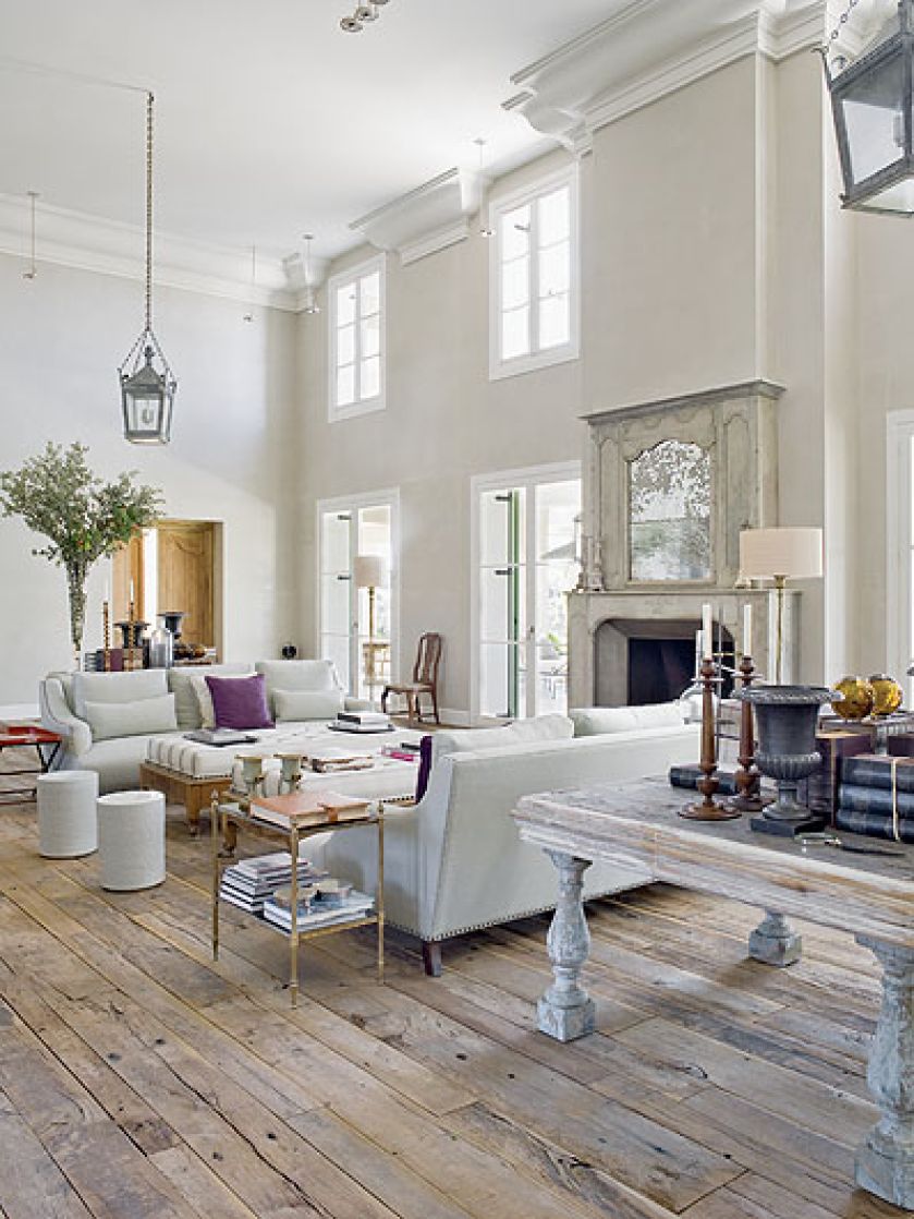 Nad kominkiem wisi prawdziwe XVII-wieczne francuskie lustro - tremo.