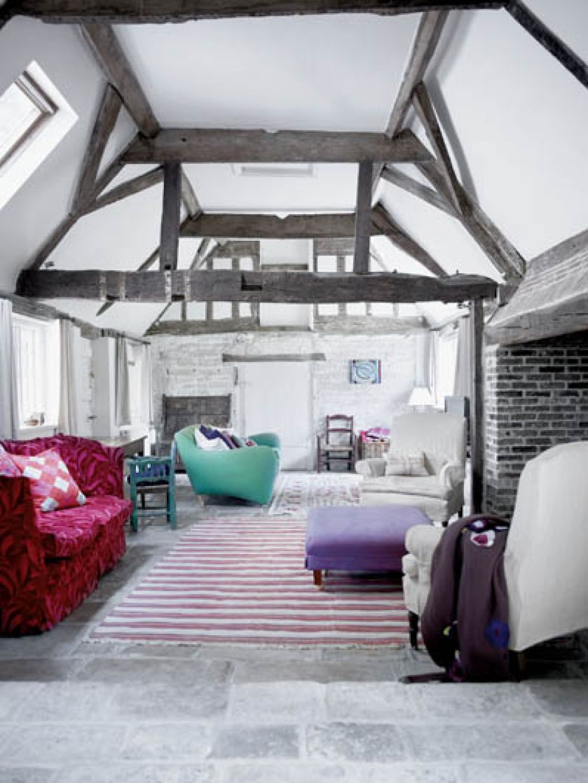 Nieoficjalny salon na piętrze. Angielska posiadłość z cegieł i z kamienia