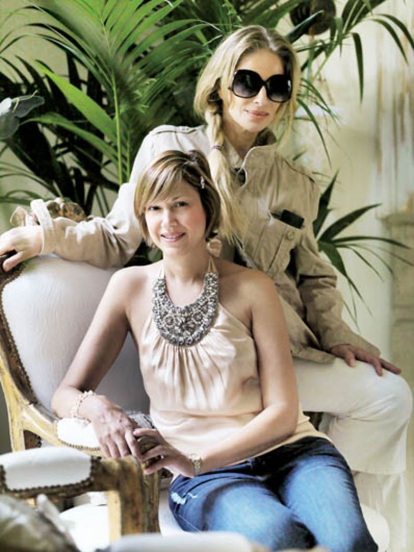 Nina Gill (siedzi na fotelu) i Madame Sera (Sera Hersham Loftus).