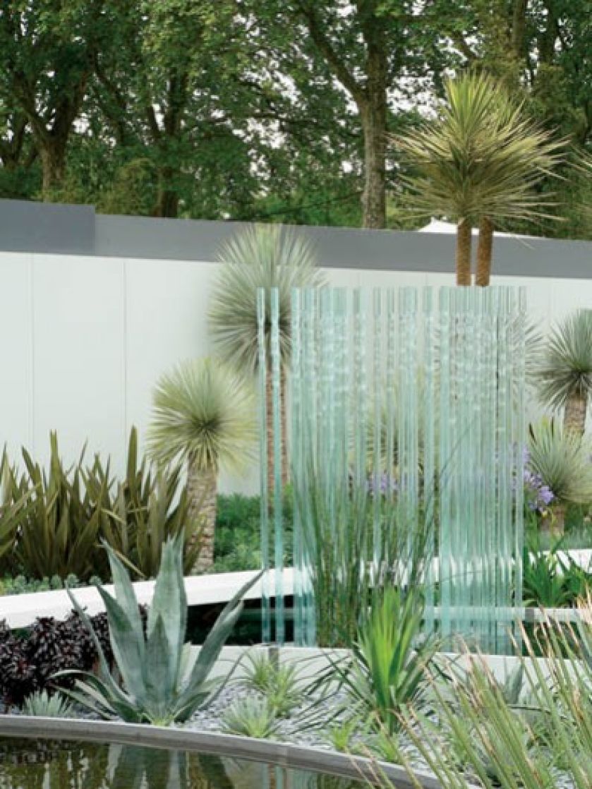 Odważne zestawienie: błękitne rurki ze szkła i kruszywa oraz pustynna roślinność. ARCHIKRAJOBRAZ