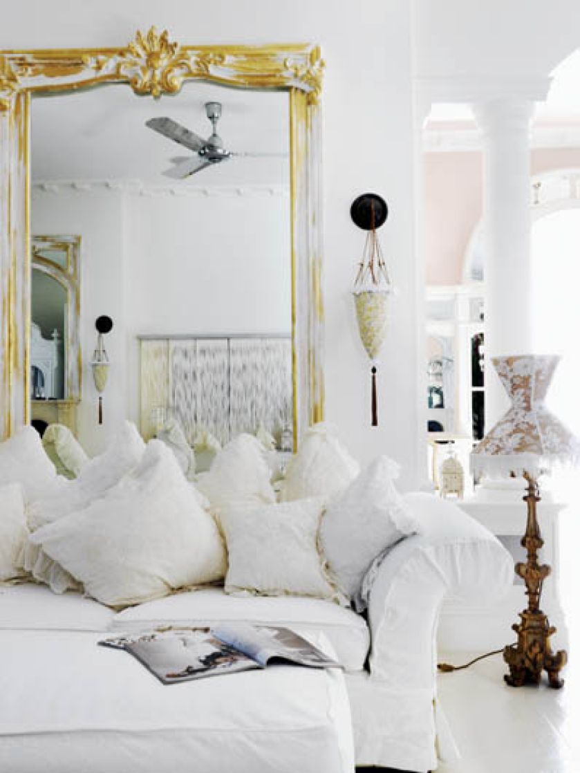 Ogromna kanapa zrobiona została na zamówienie troche na wzór tureckiej otomany z górą poduszek.