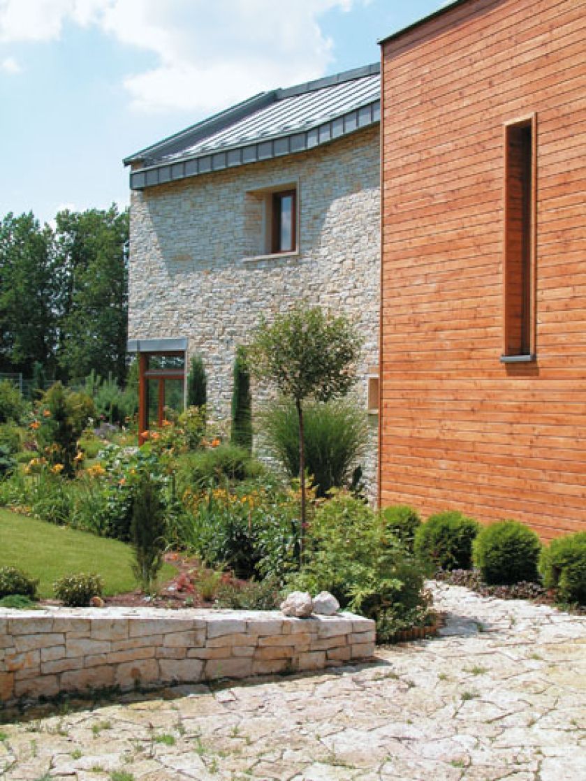 Okna w sypialni wychodzą na wschód i zachód. Słońce towarzyszy więc podczas pobudki i wpada do pokoju wieczorem. Okienną