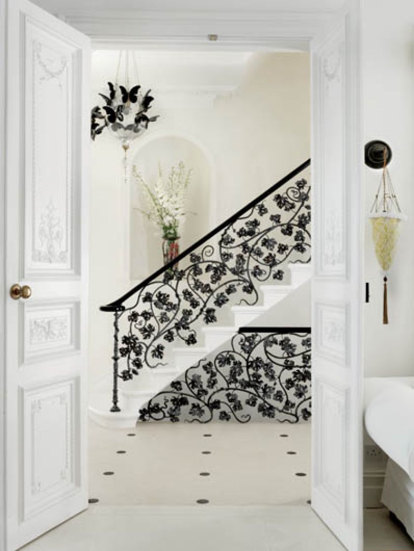 Ozdobną żelazną balustradę zrobił znany artysta kowal Andrew Finday. Na podłodze w holu kremowobiały trawertyn