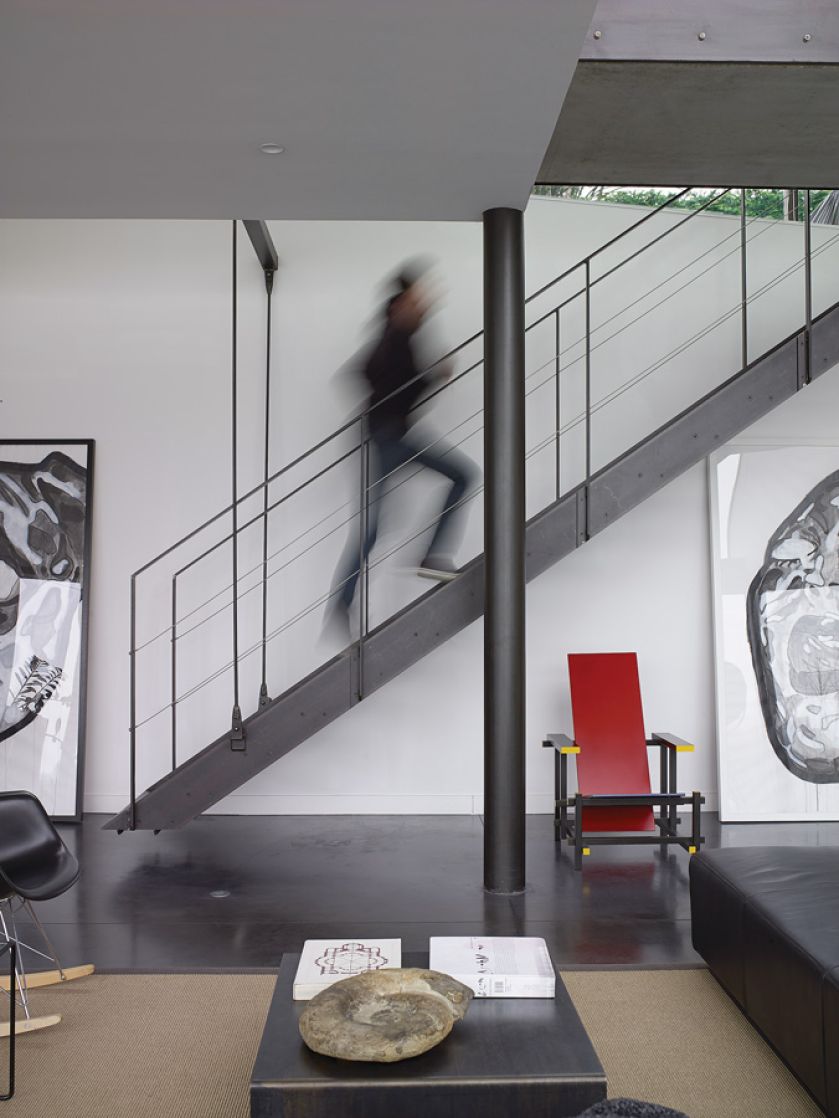 Pod zwodzonymi schodami krzesło inspirowane Mondrianem. Zaprojektował je Gerrit Rietveld w 1917 roku.