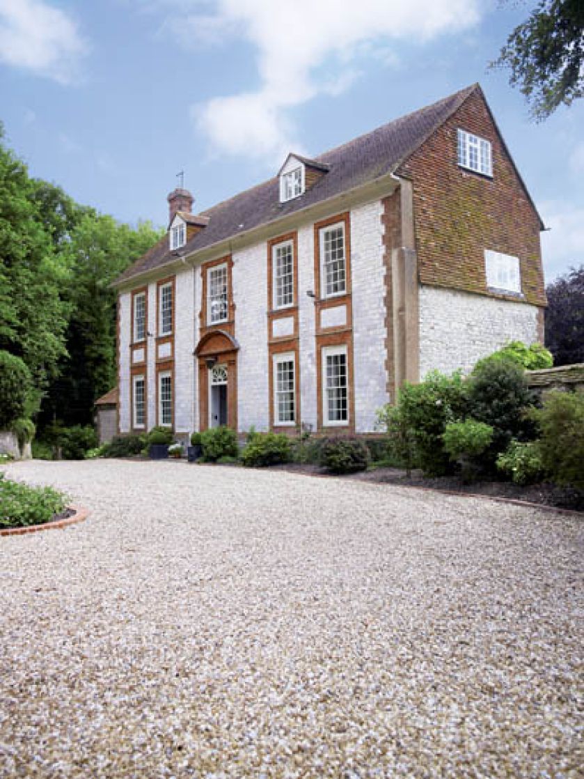 Posiadłość Manor House zachwyca ciekawymi proporcjami i ceglano-kamiennym murem.