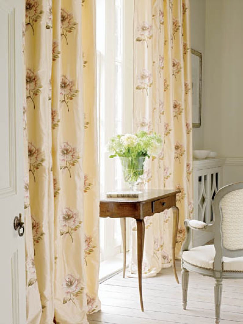 Projektanci tkanin bawią się kwietnymi wzorami. Wzory i kolory do wyboru.