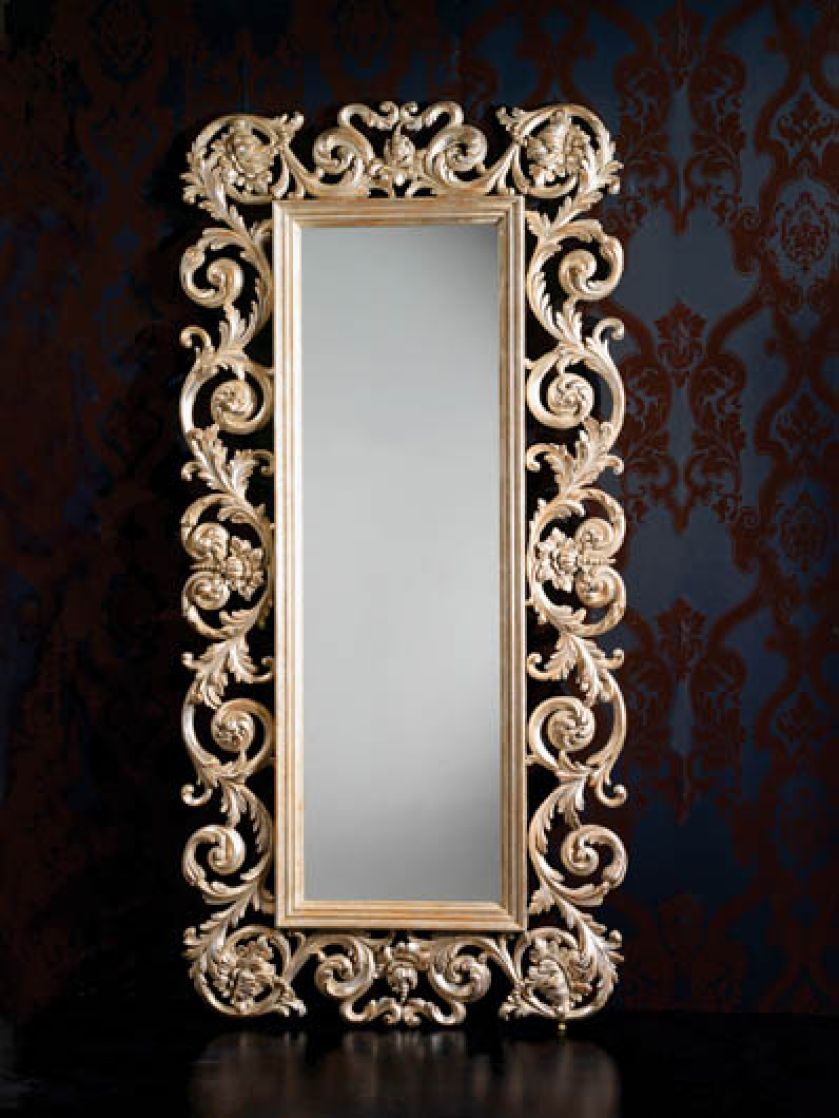 Ręcznie rzeźbiona pozłacana rama lustra została zrobiona we florenckiej pracowni Barbary i Luca Spinich. Cena - 23 801 zł.
