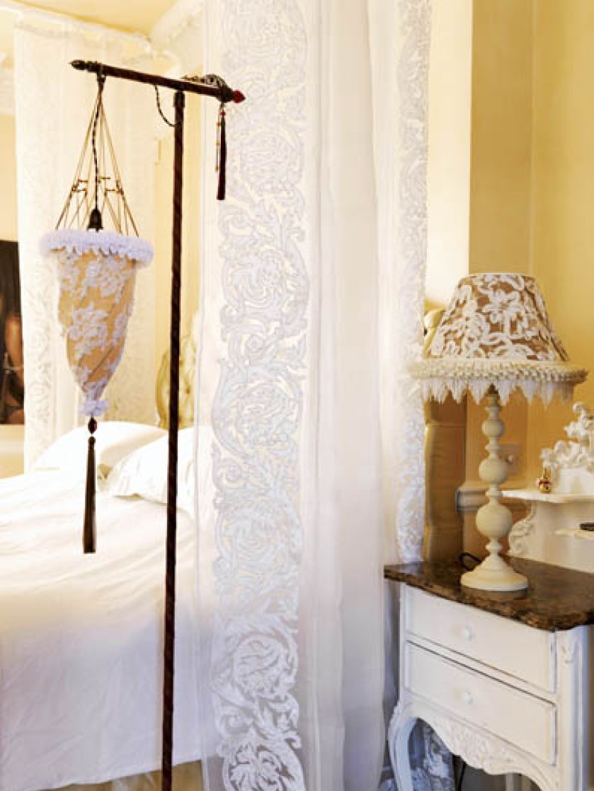 Romantyczna sypialnia: ściany w kolorze brzoskwiniowym, baldachim z organzy i jedwabnej koronki, równie słodkie.