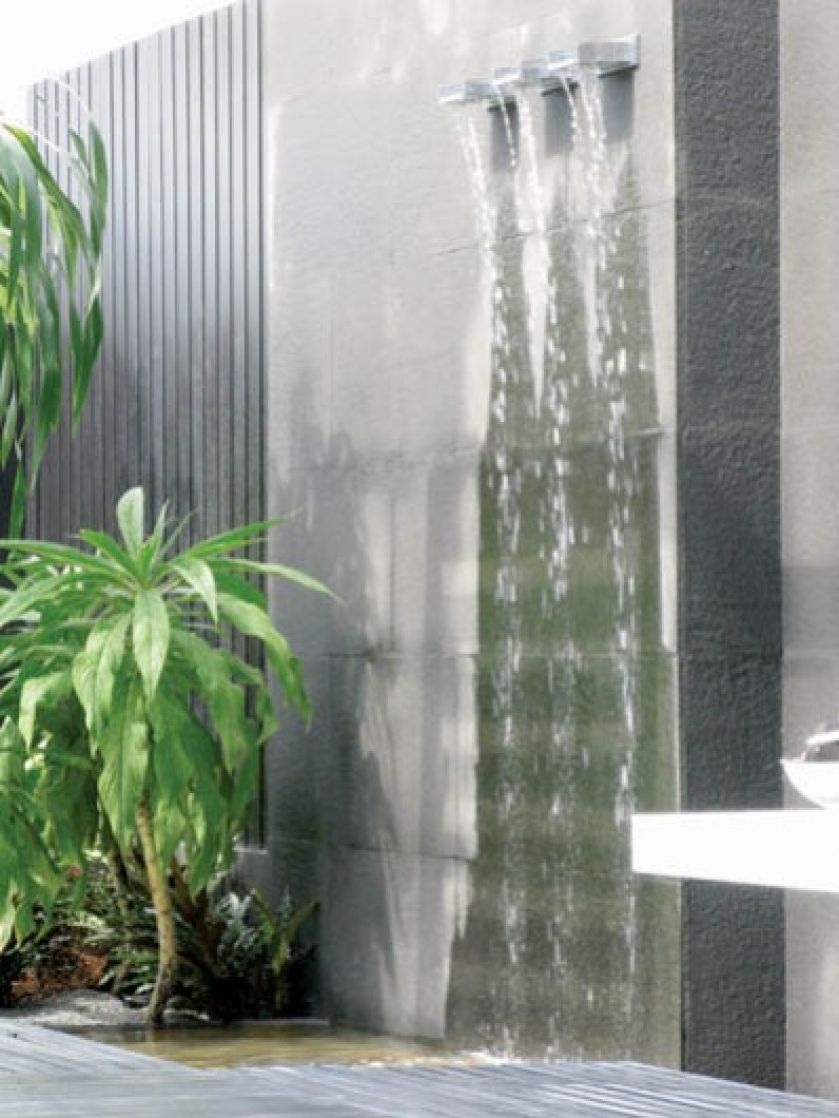 Ściana wodna wyłożona czarnymi kamiennymi płytami. GARDENARIUM