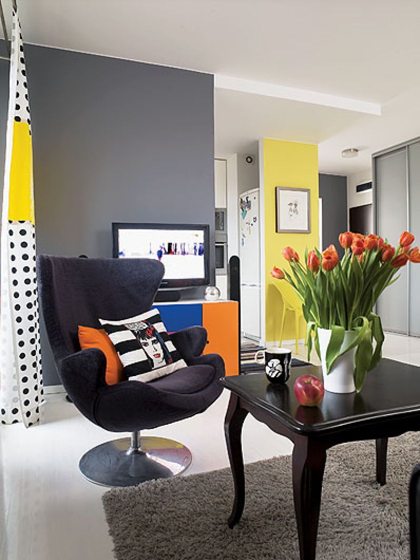 Ściany pomalowane są na żółto, biało i szaro.