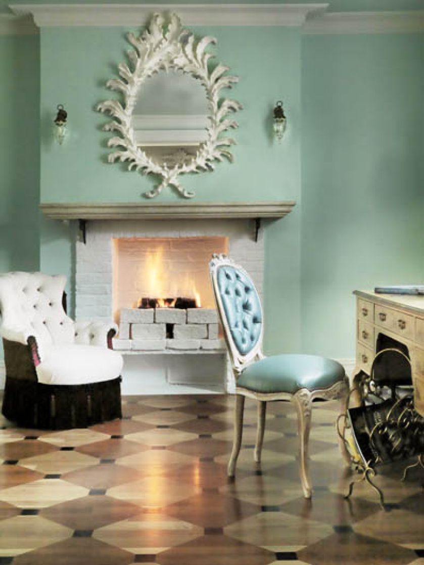 Sera szyje abażury z koronek, jedwabi, wstążek, sznurowadeł.