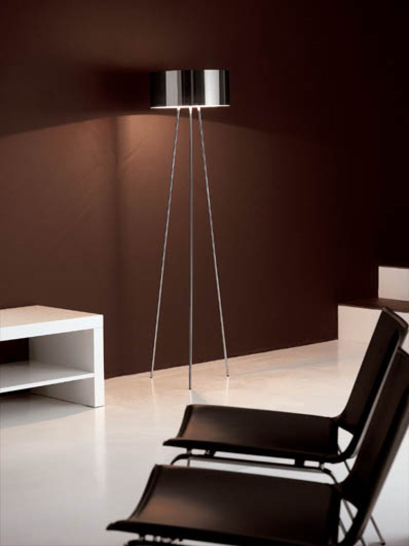 Stal chromowana (podstawa) i polerowana (abażur), 564 euro. STUDIO ITALIA