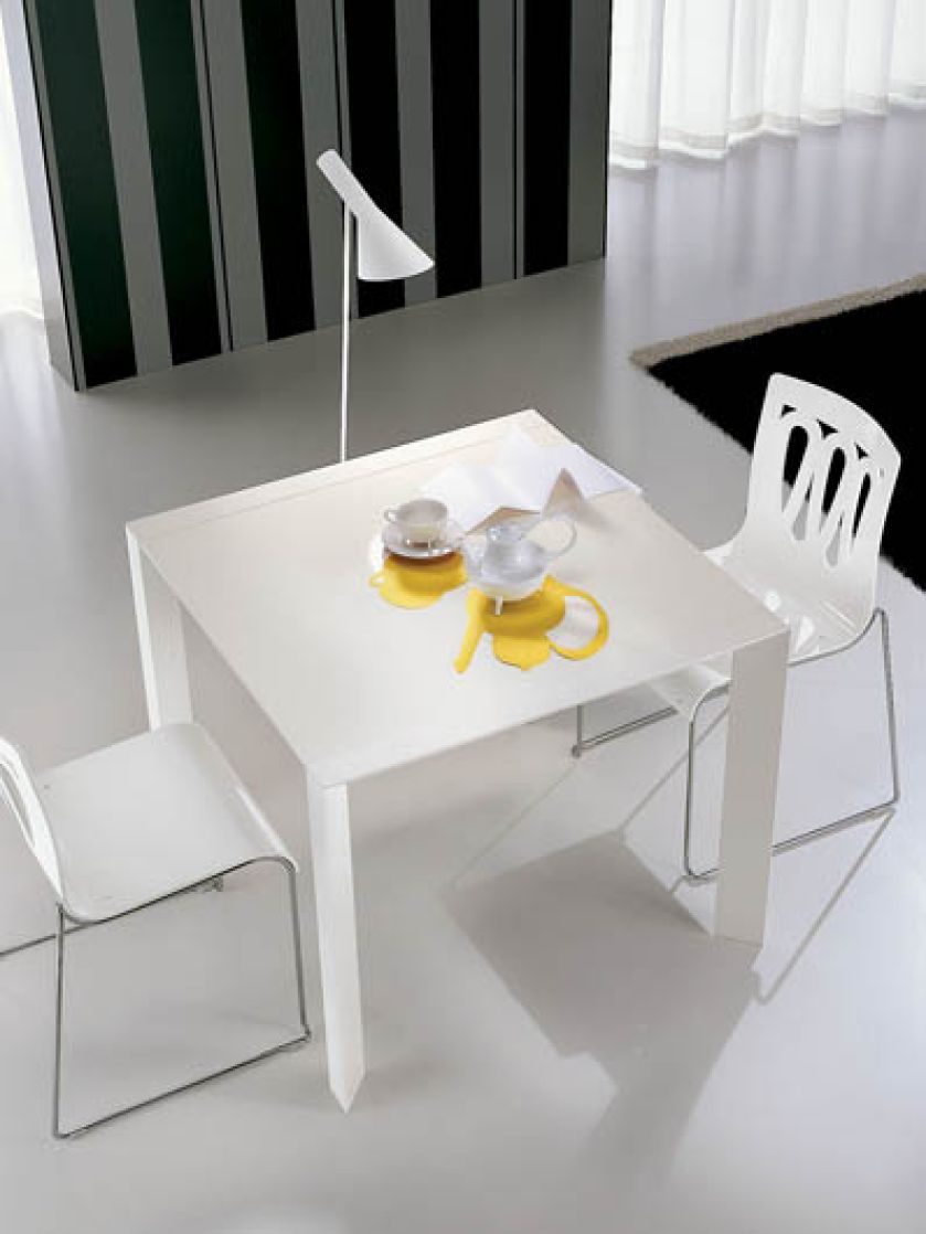 Stół Domino z kolekcji Ciacci zrobiono z metalu malowanego na biało i laminatu w tym samym kolorze (do wyboru