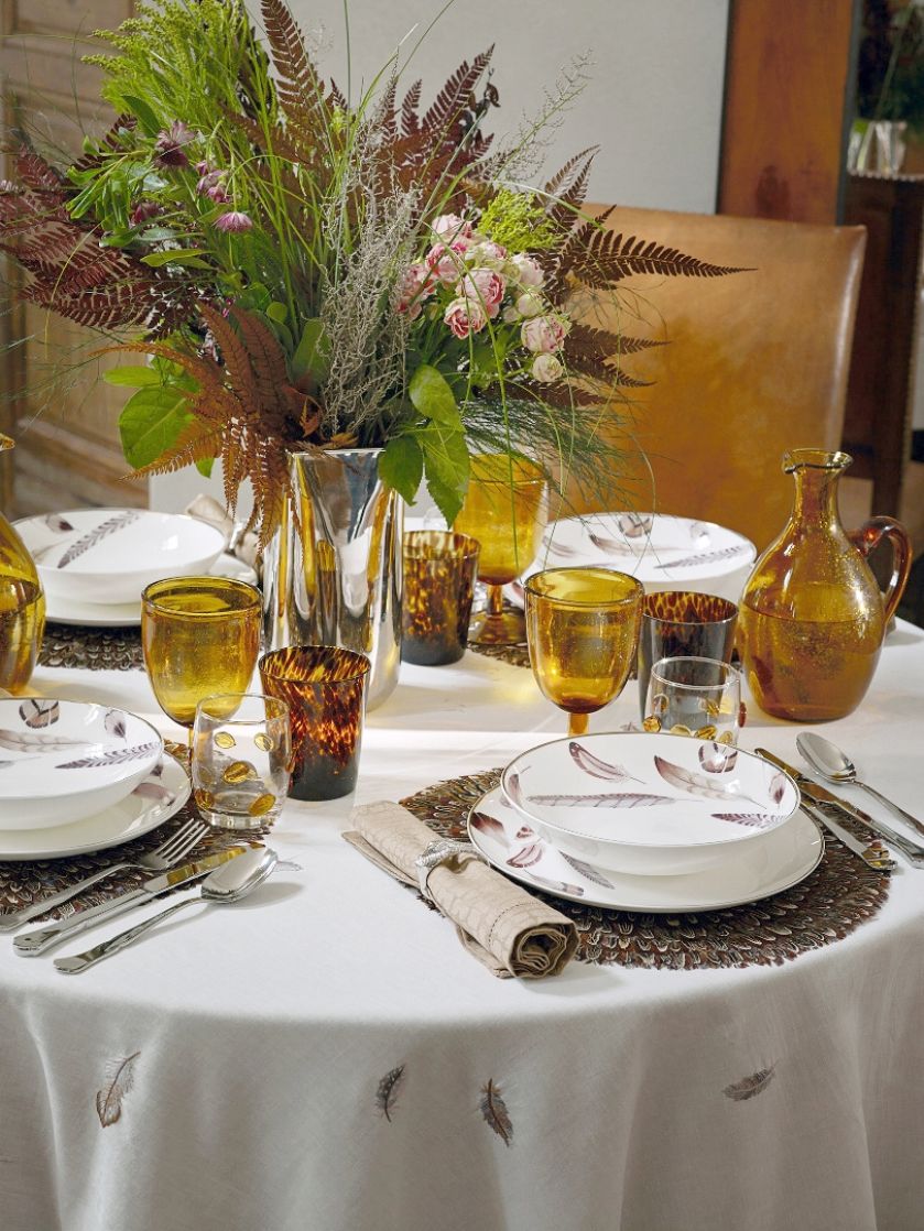 Porcelanowa zastawa z motywem piór.