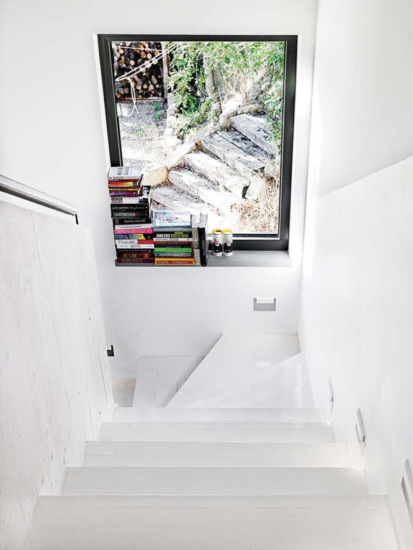 Światło wpadające przez wielkie odbija się od białych ścian, dodatkowo doświetlając dom.