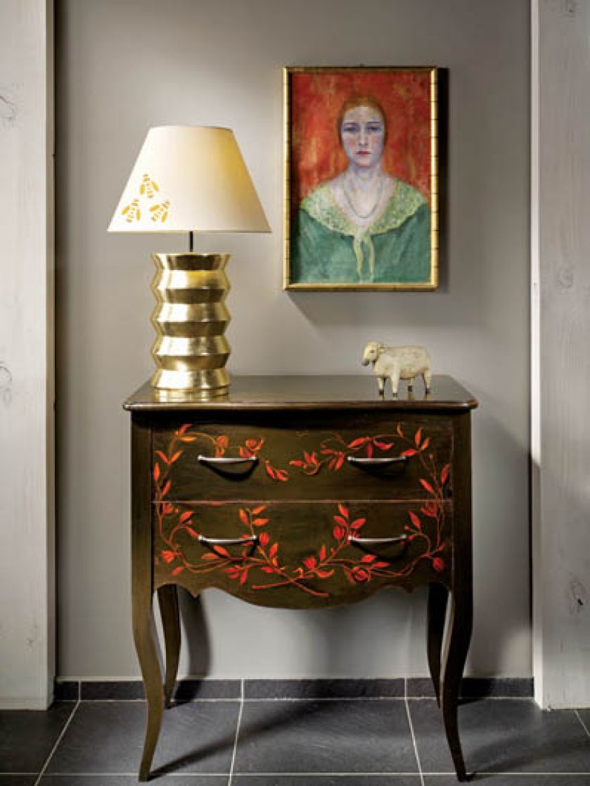 Szablon z wzorem pszczoly można wykorzystać do ozdobienia abażuru lampy. Ręcznie malowana komoda pochodzi z