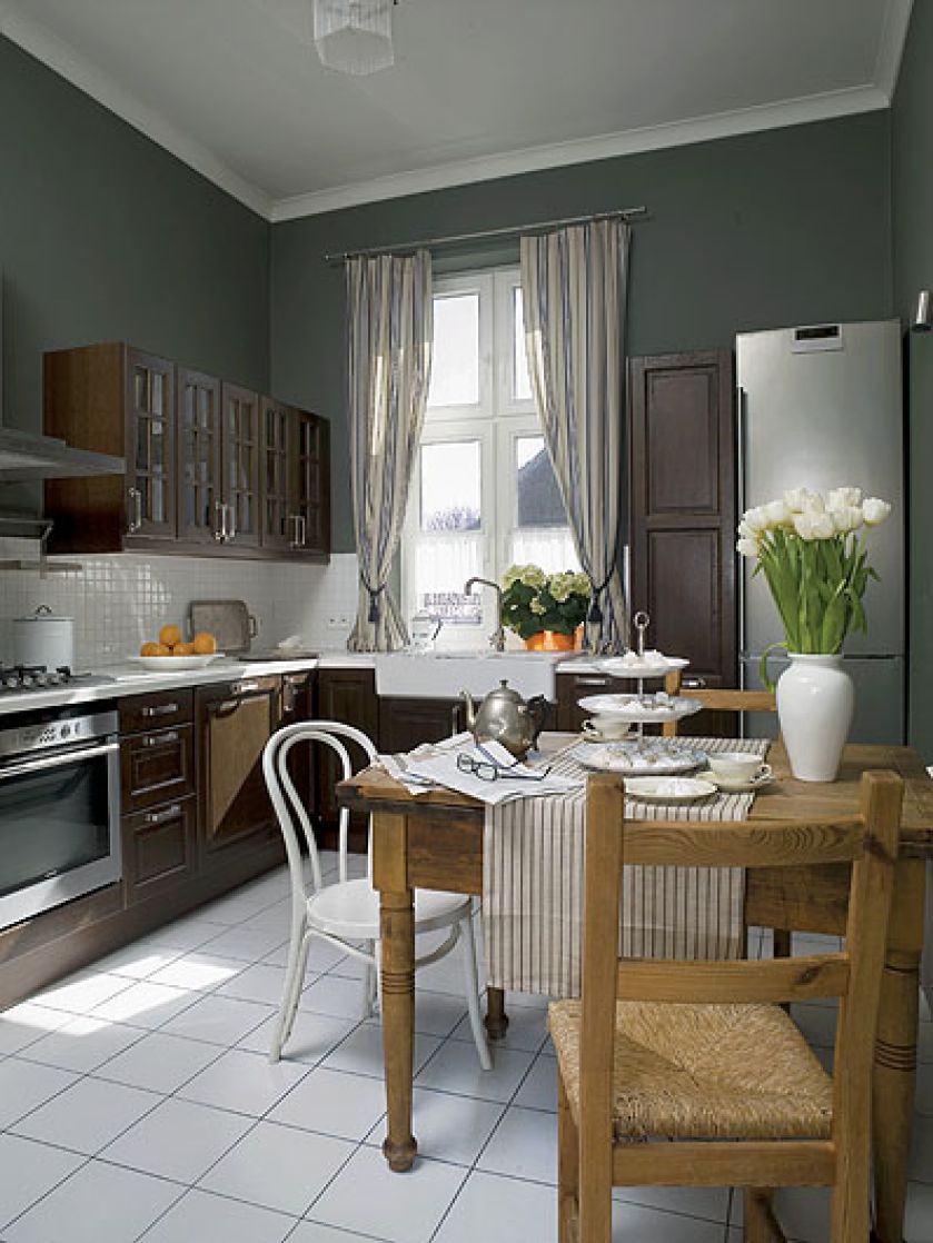 Szafki kuchenne są z IKEA, a sosnowy stół to dzieło zaprzyjaźnionego stolarza.