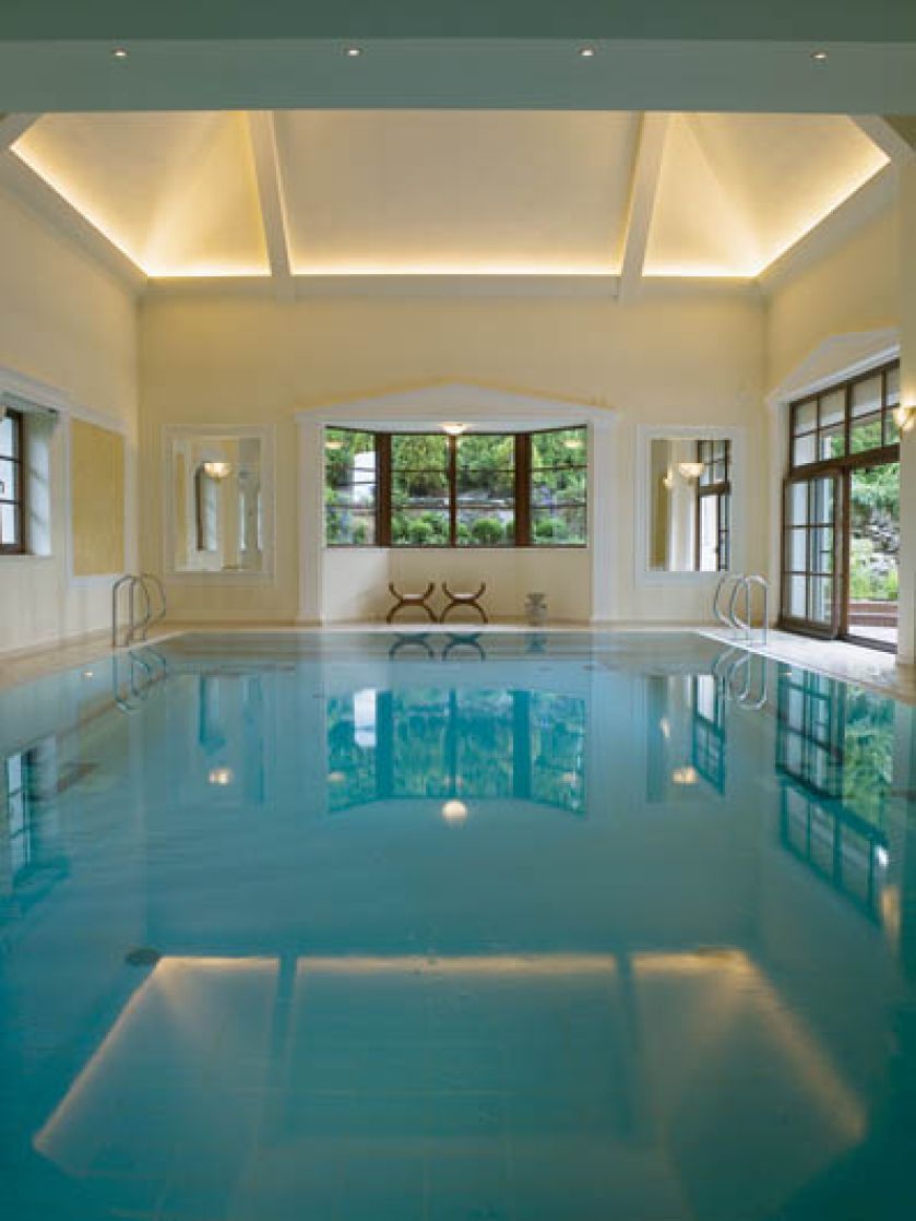 Szlachetne szarości, marmurowe posadzki, przeszklone schody, lustra i stal.