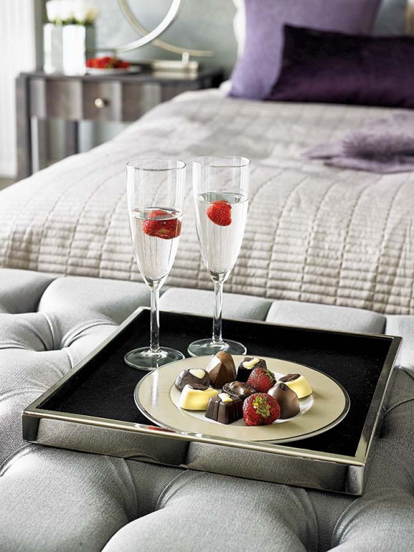 Ta elegancka rezydencja jest jak szkatułka z błyskotkami. Mnóstwo w niej luster, kryształów i mebli na wysoki połysk. Dużo