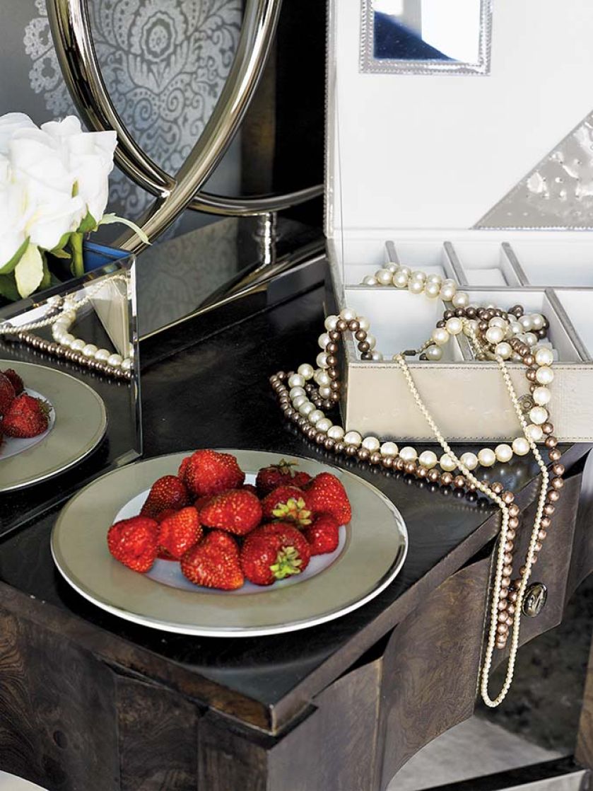 Ta elegancka rezydencja jest jak szkatułka z błyskotkami. Mnóstwo w niej luster, kryształów i mebli na wysoki połysk. Dużo