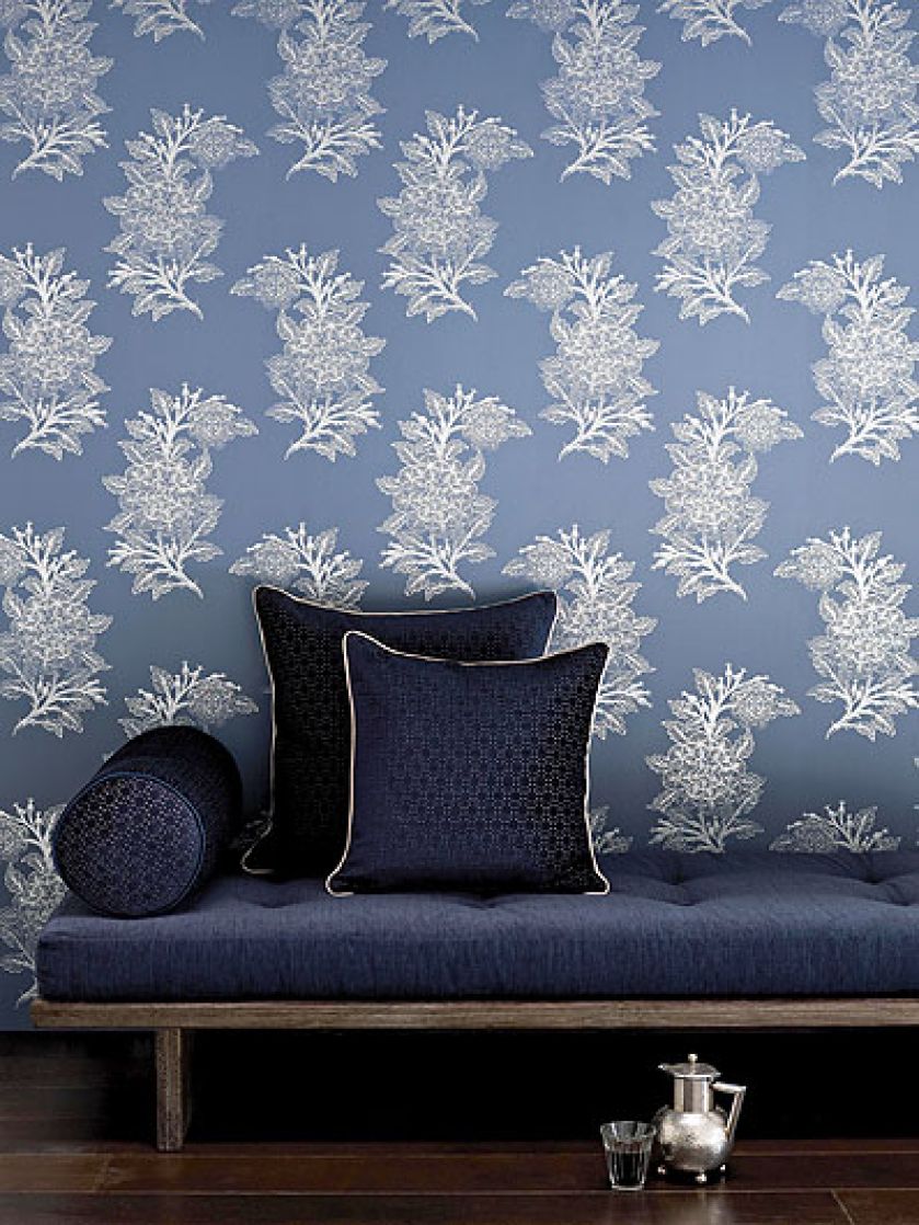 Tapeta Ajoure z kolekcji Cabochon za 790 zł/rolka. Łóżko z tkaniną Lido (285 zł za metr).