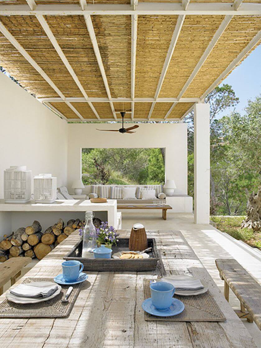 Taras i dom utrzymane są w kolorach natury. Jest odcień piasku, są szarości i kilka nut niebieskiego.