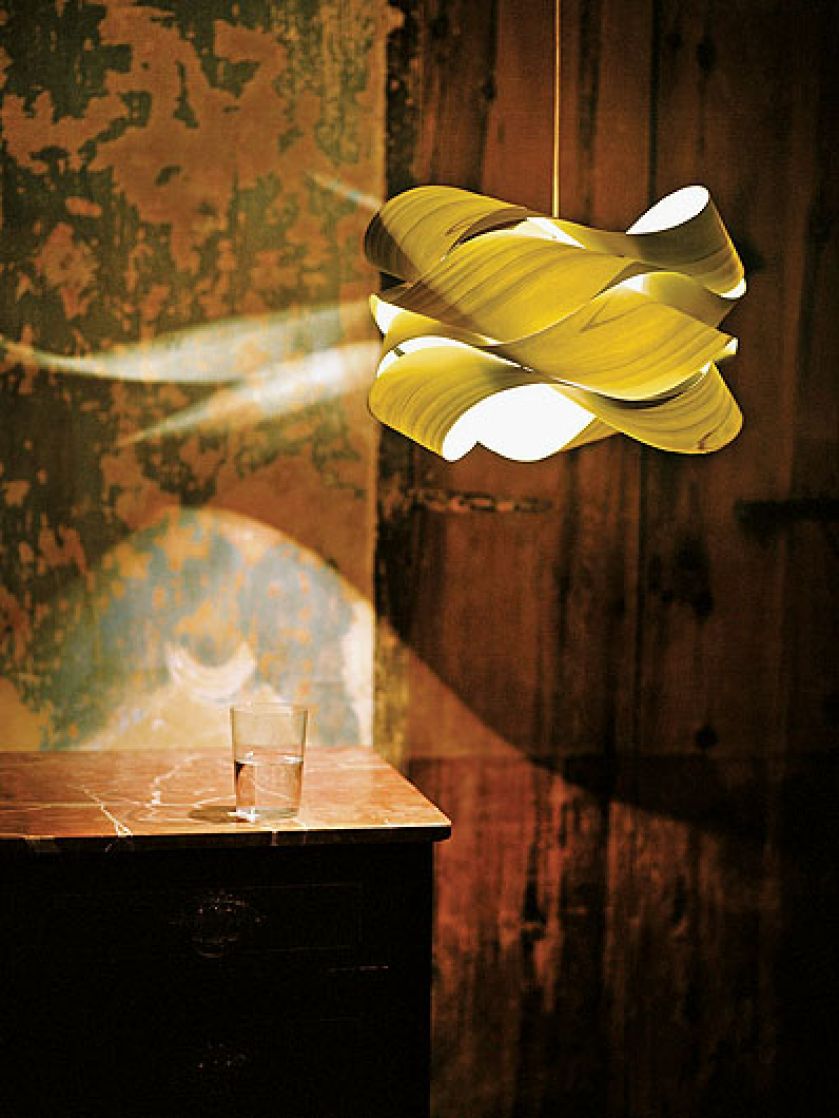 To abażur Link z drewnianego forniru, projekt: Ray Power. Cena od 1983 zł. KOMA