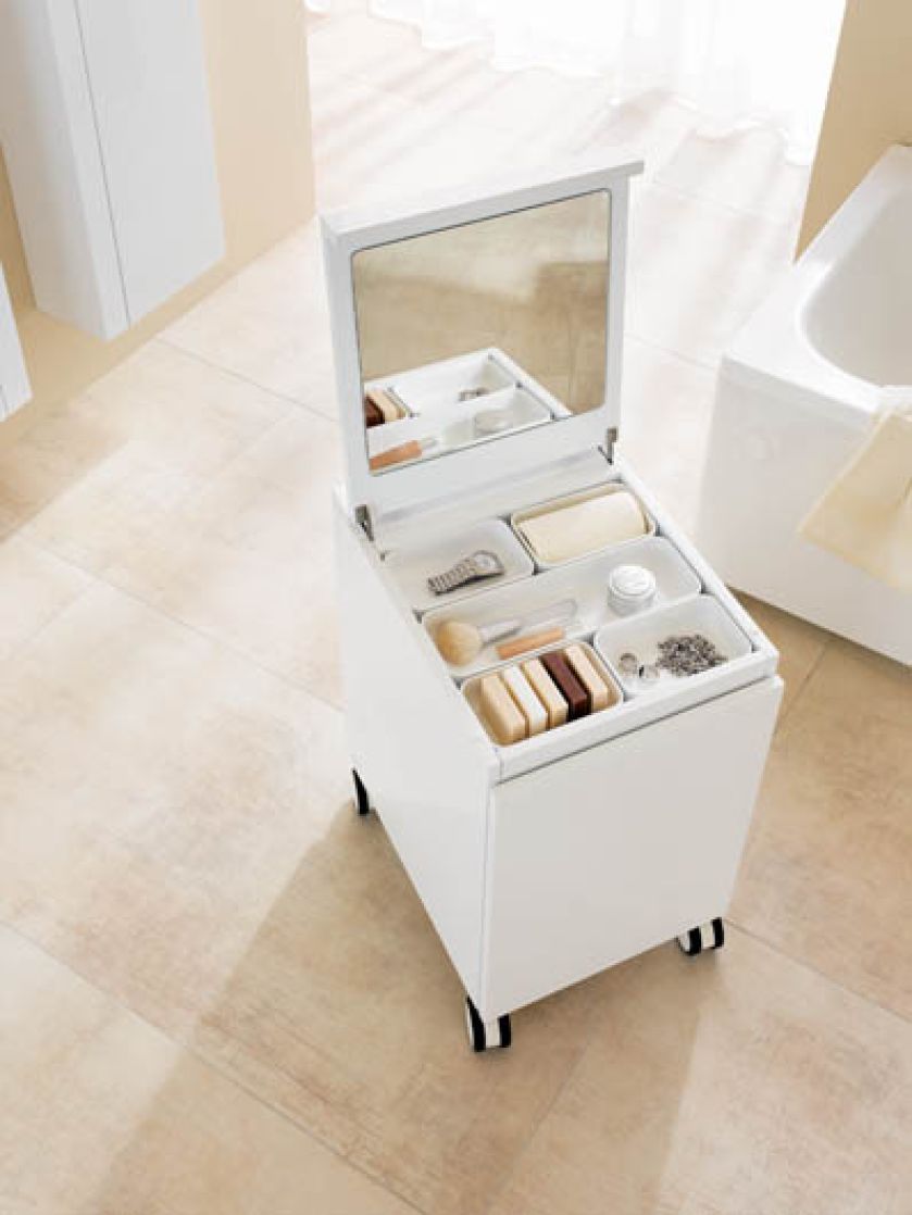 Toaletka na kółkach Esprit z lustrem w pokrywce i przegródkami na drobiazgi. KLUDI