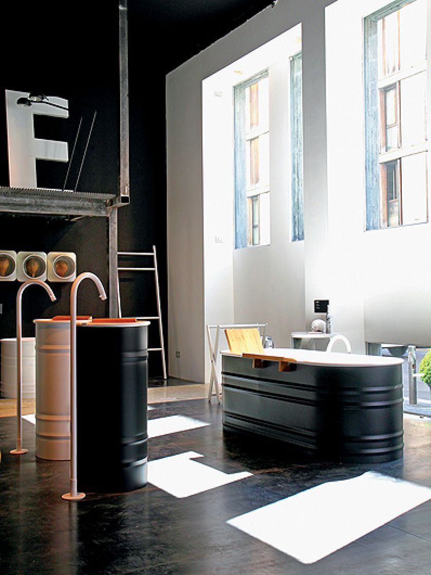 Tu wanna i umywalki firmy agape przypominają kształtem baryłki ropy. Cena umywalki – od 9500 zł, www.laboratorio.pl.