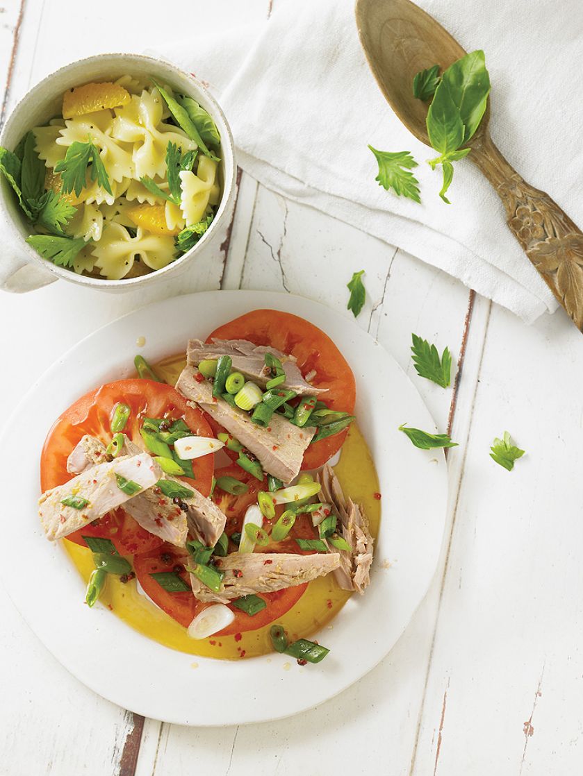 Tuńczyk na pomidorach. Nowalijki w stylu orientalnym