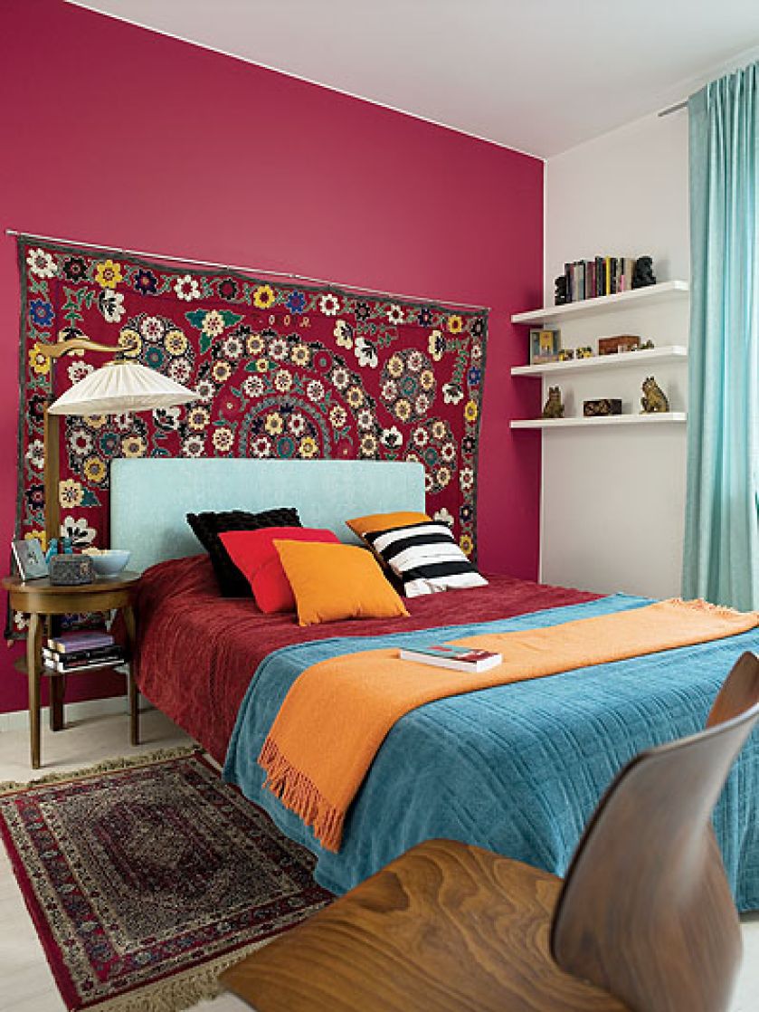 Tutaj ton nadaje oryginalne suzani przywiezione z Uzbekistanu przez znajomą.