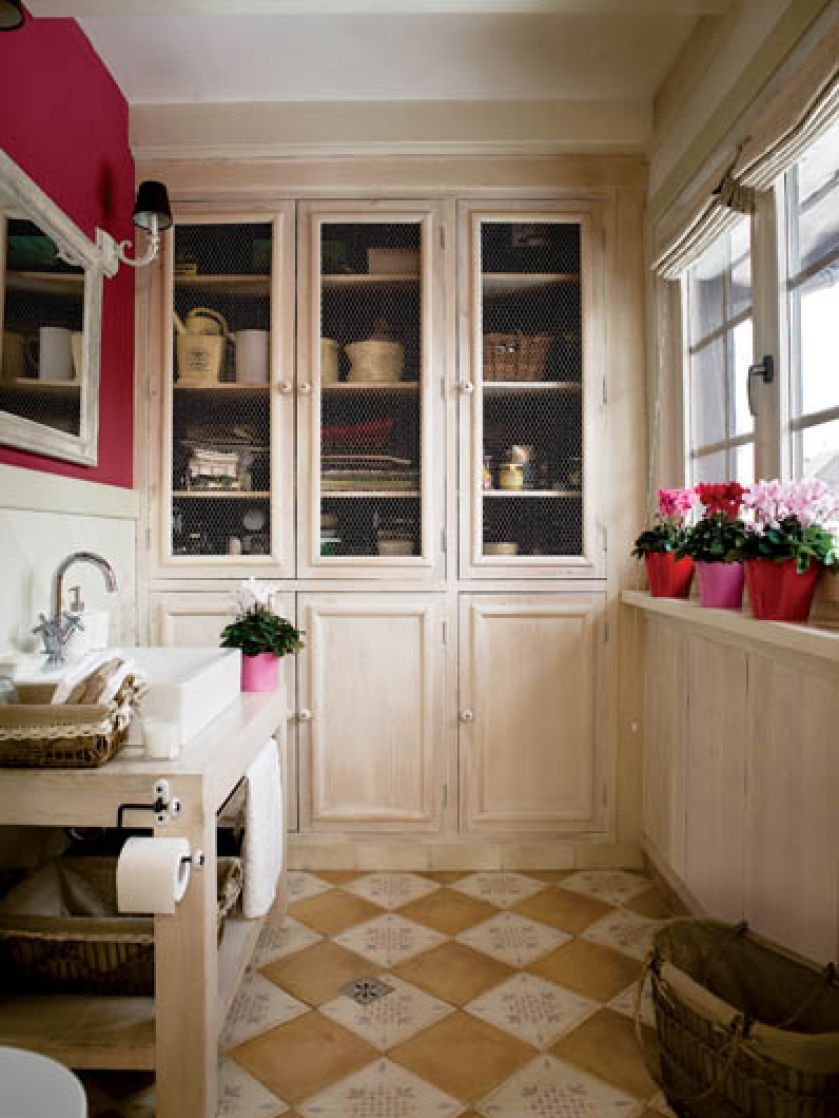 Typowo francuskie rozwiązanie: zamiast szybek w pobielanej szafie - kurnicza siatka.