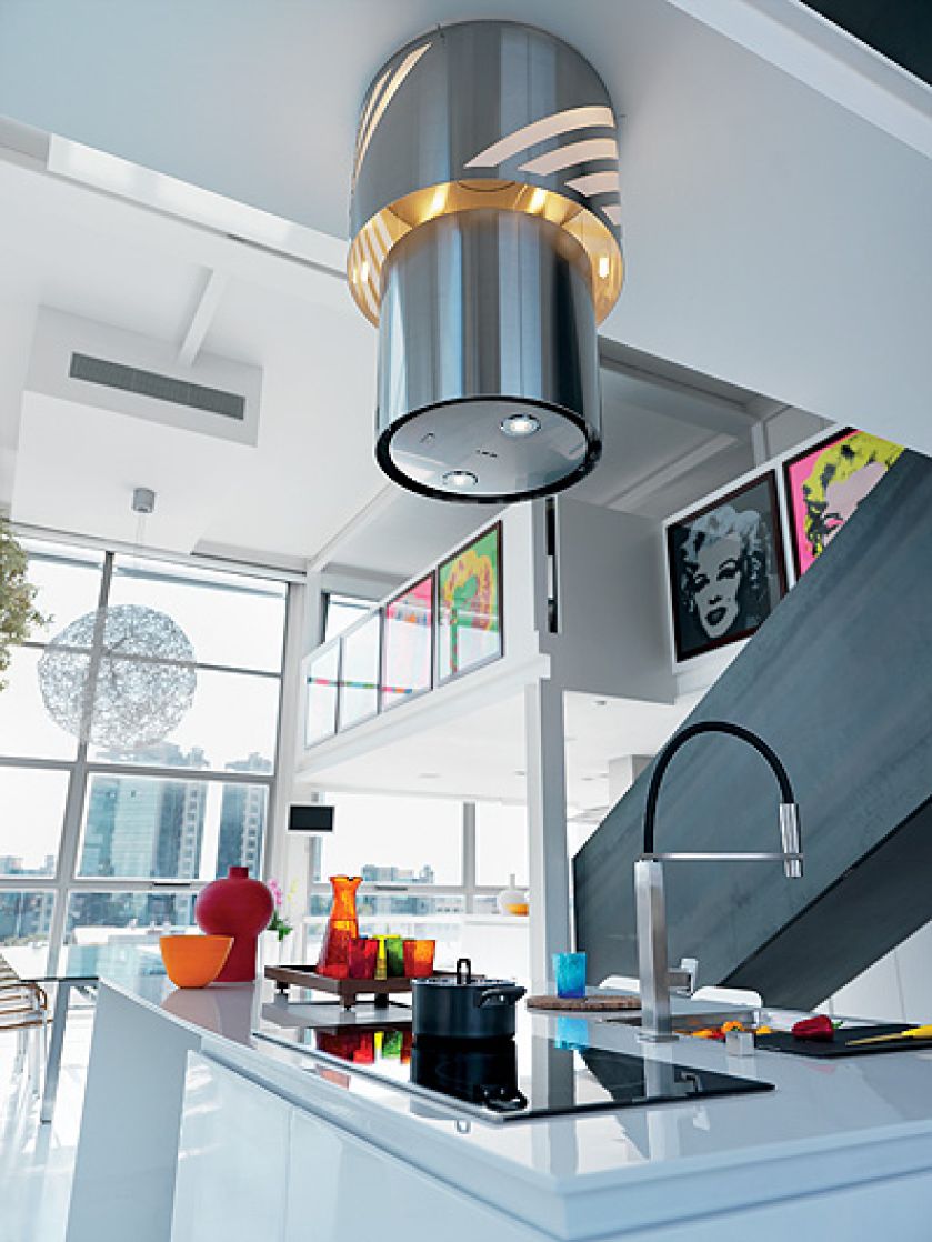 Nowoczesna kuchnia z okapem wyspowym.