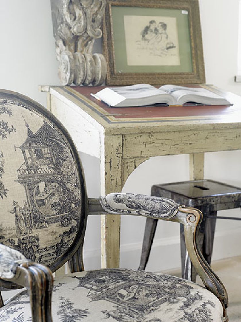 W domu większość mebli to antyki: niektóre kupione, a niektóre pochodzące z odzysku.