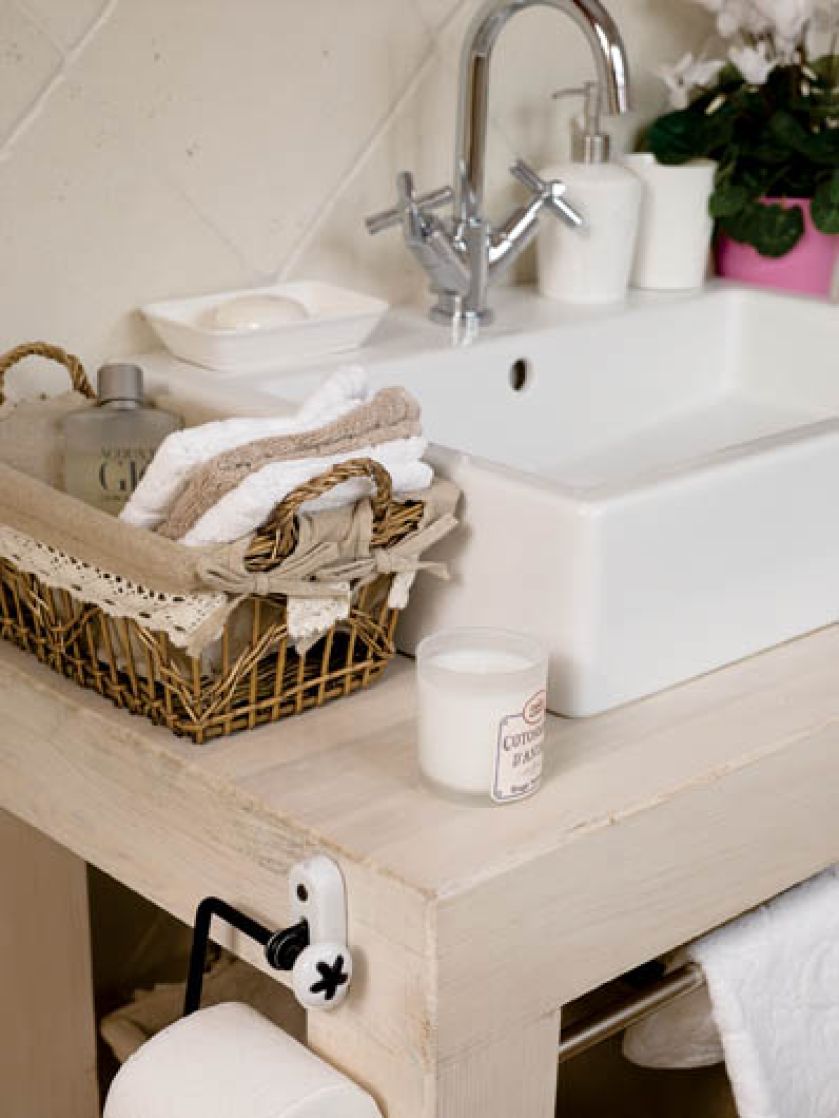 W łazience roznosi się zapach lawendowych mydełek.