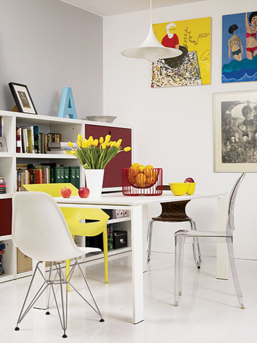 W salonie najważniejsze są krzesła, różne, ale pasujące do siebie – Ghost, czyli Duch, Starcka, Dr. Yes , białe