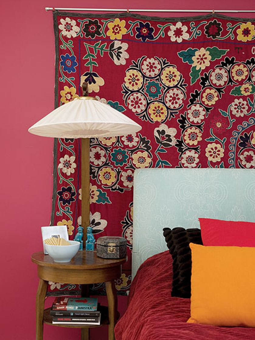 Wiśniowa czerwień to kolor dominujący.