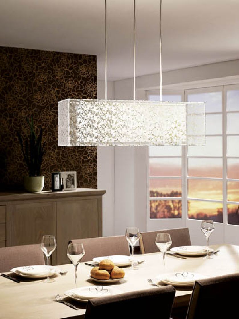 Wisząca lampa Erno firmy Massive z roślinnym nadrukiem kosztuje 409 zł. ELEKTROMAG