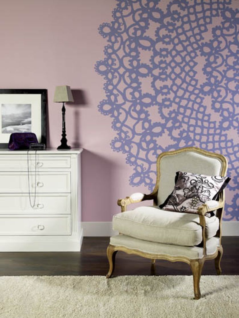 Z koronkowym ornamentem. Farba, Satynowy Wrzos, to Akrylit W Fashion Collection (54 zł/2,5 l). DEKORAL