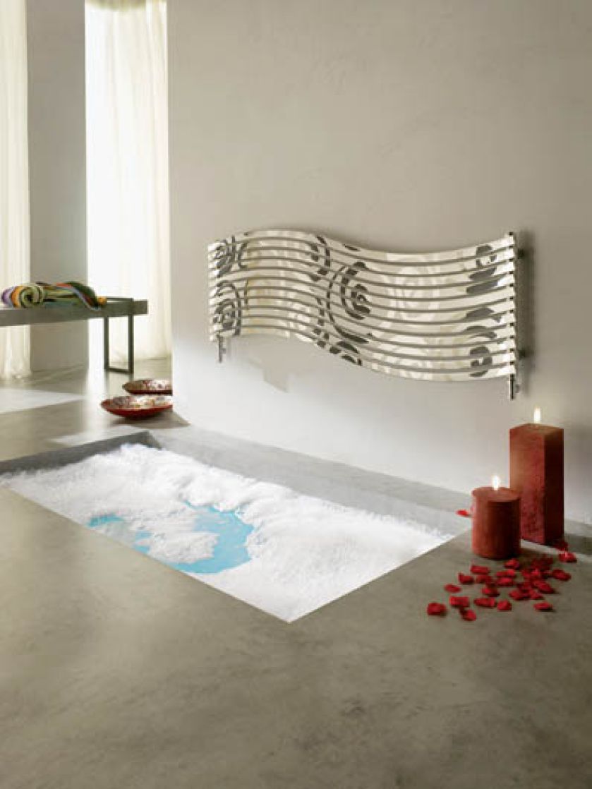 Z satynowanego inoksu, ale pierwsza z ornamentem. CORDIVARI