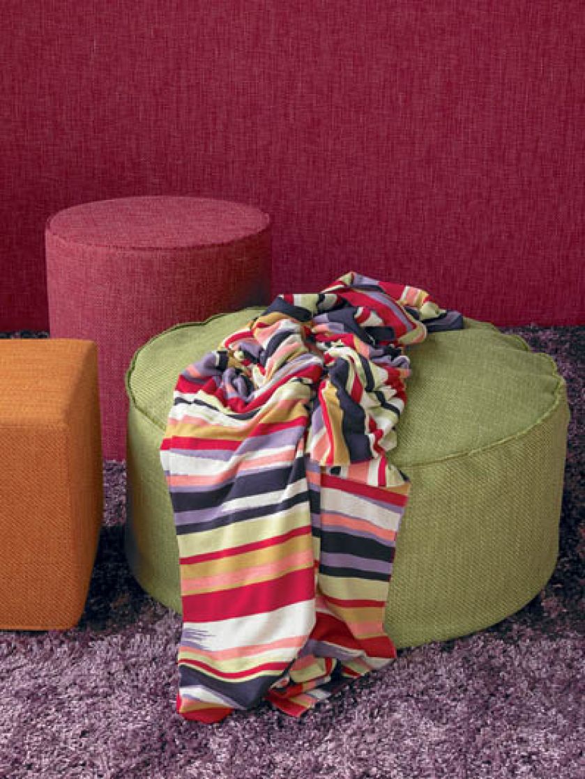 Żakardowe pufy i bawełniany pled. Missoni