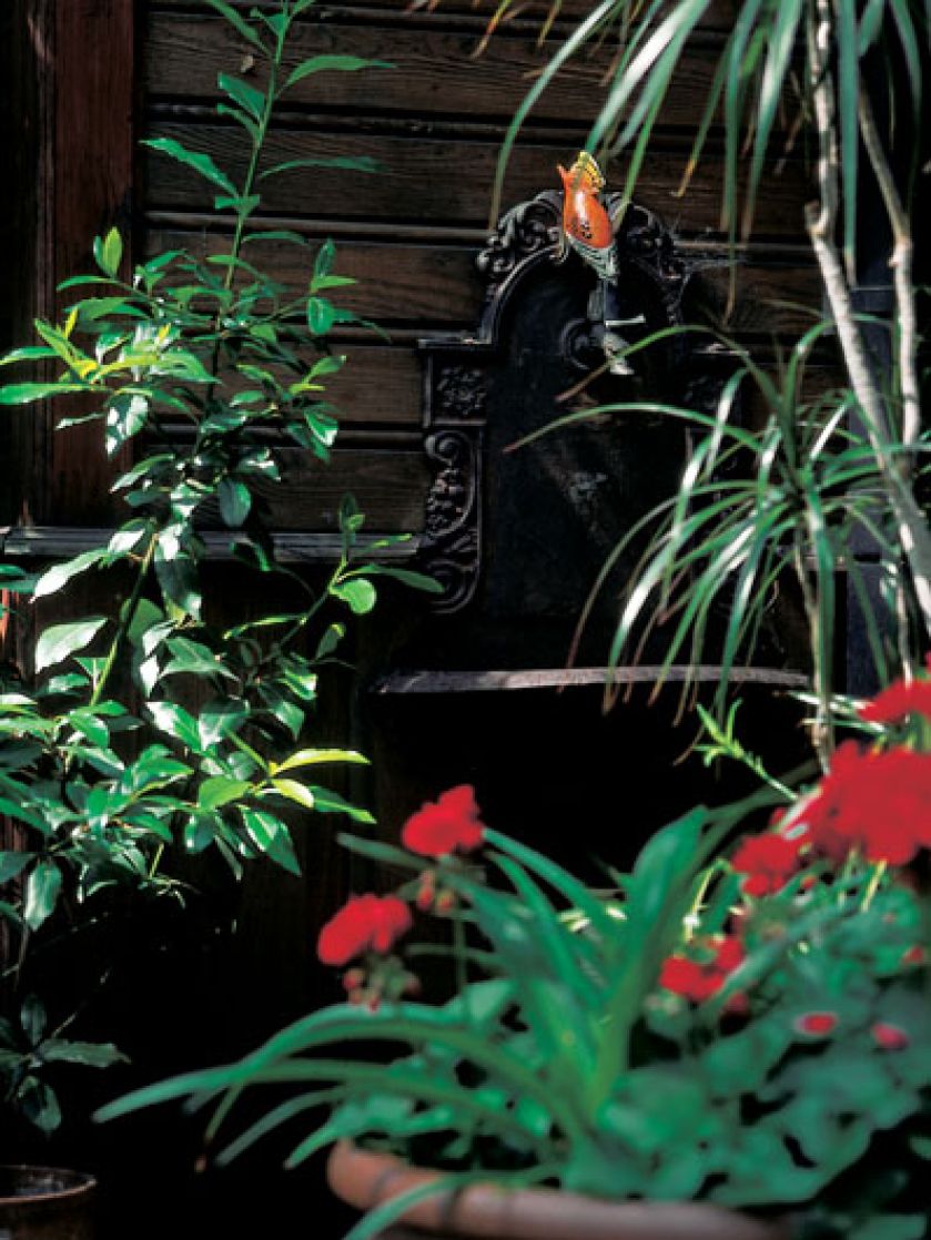 Żeliwna ogrodowa umywalka. W letniskowym stylu