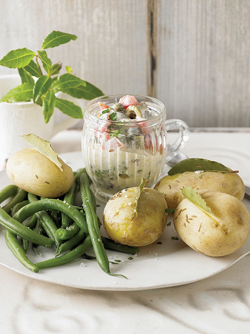 Ziemniaki z sosem oliwkowym. Nowalijki w stylu orientalnym