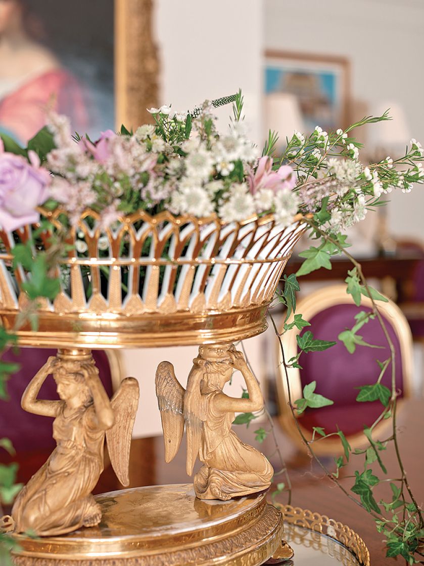 Złoto i czerwienie w wielu odcieniach i odsłonach. To one tworzą klimat domu.