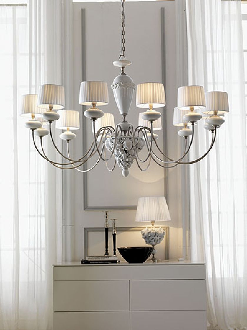 Żyrandol Frutti z porcelanowymi detalami i jedwabnymi kloszami. le porcellane