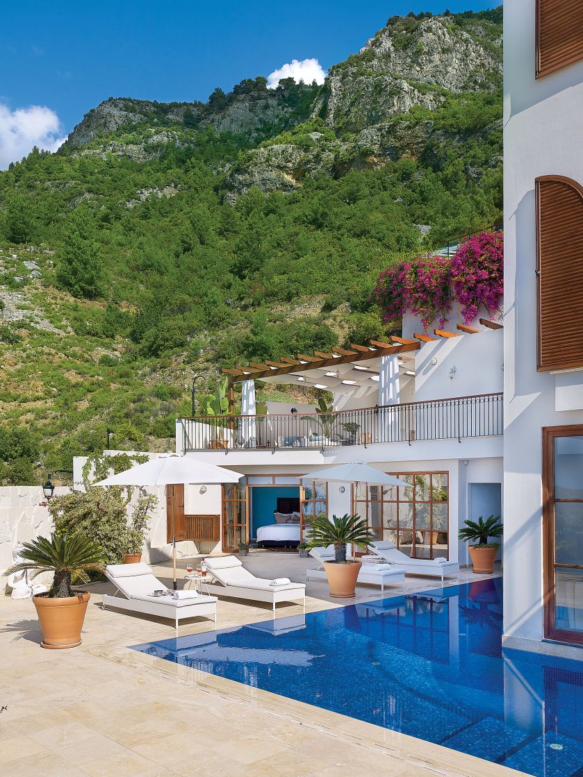 Dom wybudowano w stylu hiszpańskim. Otaczają go bujny ogród śródziemnomorski i tarasy wyłożone marmurowymi płytkami.