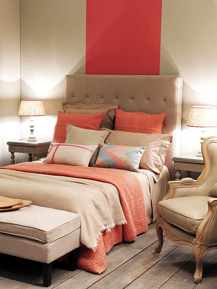 Lampy, 420 zł/szt. stolik nocny, 1400 zł ławeczka, 2250 zł pomarańczowa narzuta z lnu, 1150 zł