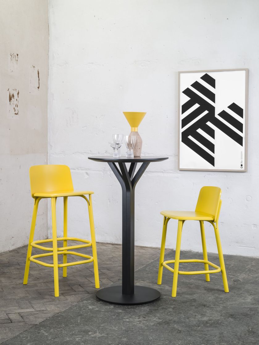 Meble gięte TON. Krzesła barowe w dwóch wysokościach z kolekcji Split.