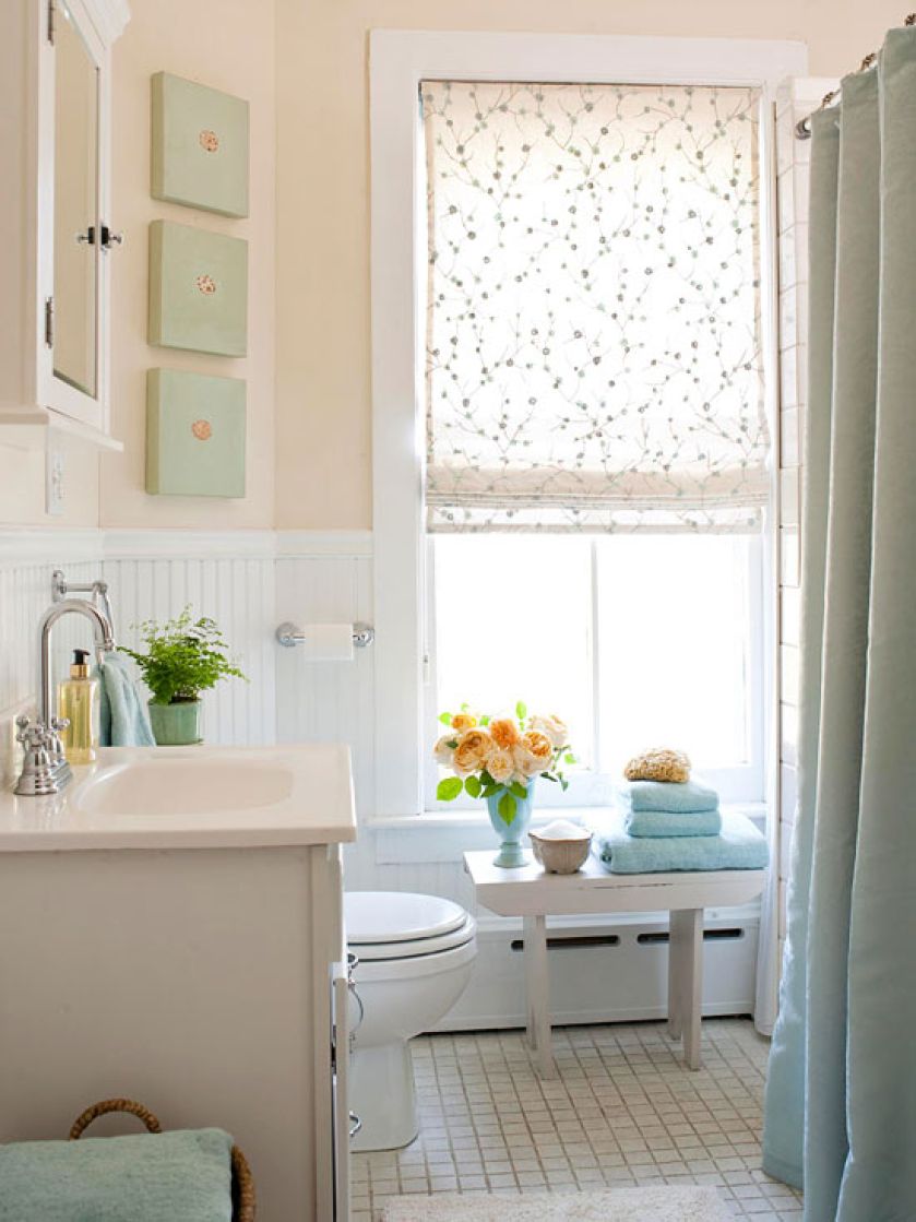 Nawet jeśli w łazience jest okno, nie decyduj się na ciemne kolory. Małym przestrzeniom dobrze jest w jasnym. Zdjęcie: