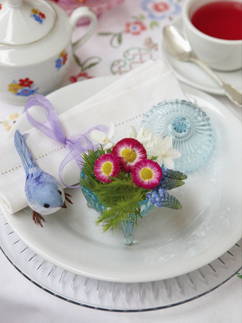 Dekoracji stołowych zawsze powinny dopełniać serwety. Jeśli decydujemy się na jaskrawe kolory, resztę możemy pozostawić